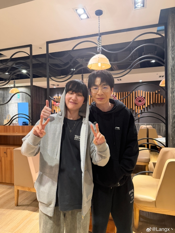 LangX晒和Xiye、Peanut合照：每天开开心心